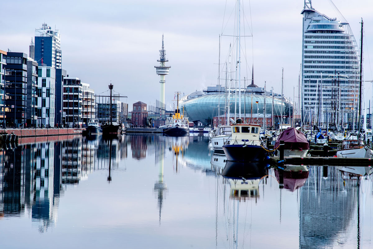 Der Hafen von Bremerhaven mit Segelschiffen. Im Hintergrund das Sail-City Hotel und das Klimahaus.